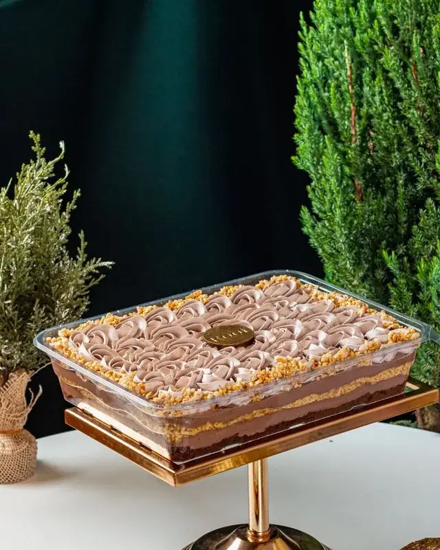Sobremesa Ferrero da Rôof em travessa de vidro
