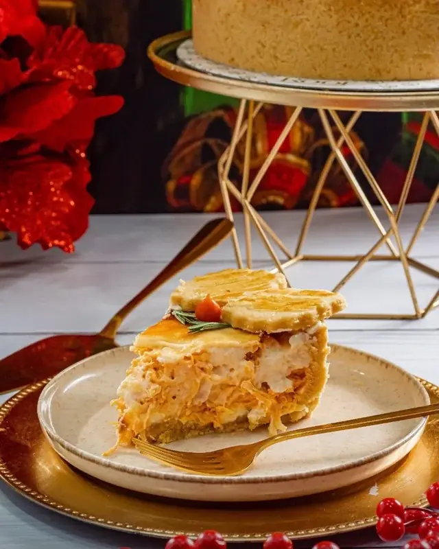 Fatia de quiche de frango da Rôof no prato, com recheio cremoso e massa dourada