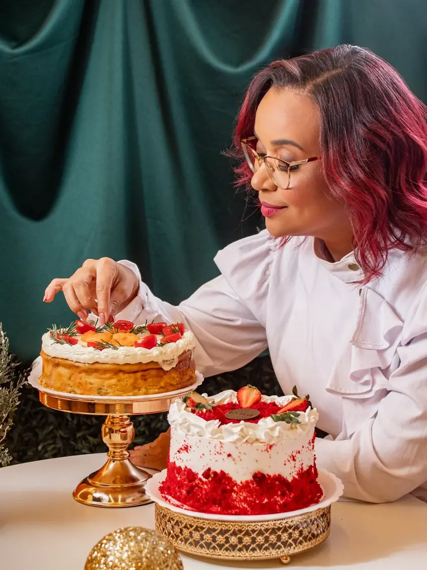 Rosi França decorando uma quiche ao lado da torta red velvet na Rôof
